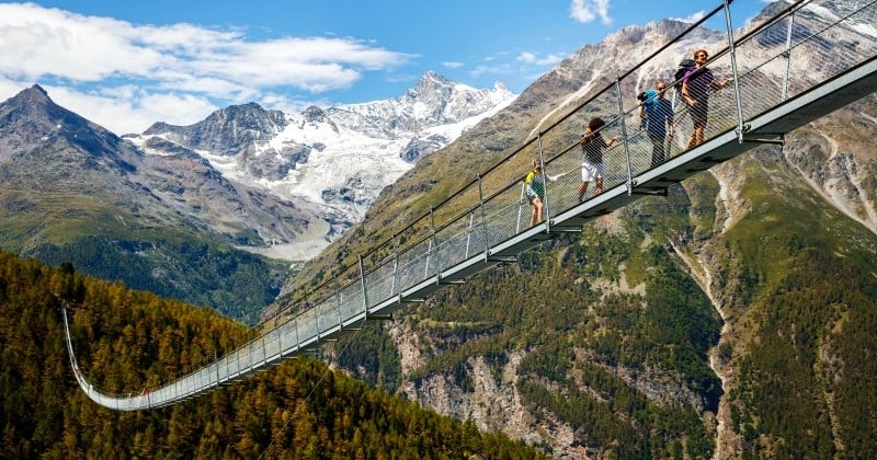 Le pont suspendu le plus long du monde se découvre lors d'une randonnée en Suisse