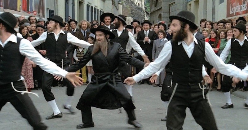 La célèbre danse de Rabbi Jacob rejouée le temps d'un flahsmob à Paris	