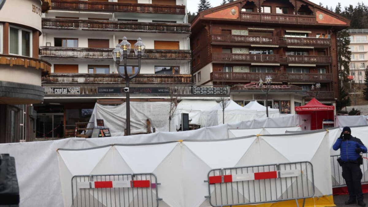 Incendie à Crans-Montana : la gérante du bar aurait pris la fuite avec la caisse le soir du drame