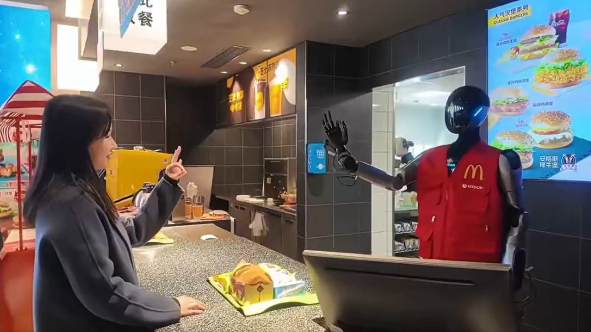 Un robot humanoïde sert une cliente chez McDonald's