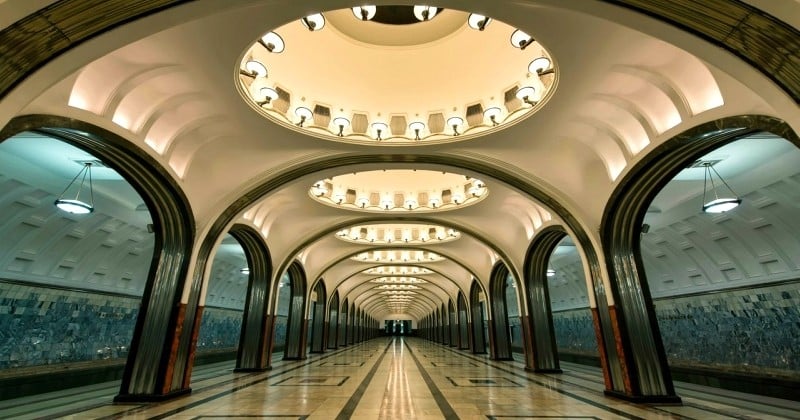 Plongez dans le métro de Moscou, sans doute l'un des plus beaux du monde