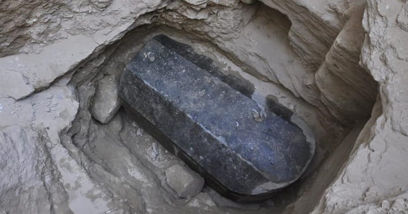 	En Égypte, un mystérieux sarcophage noir vieux de 2000 ans a été découvert