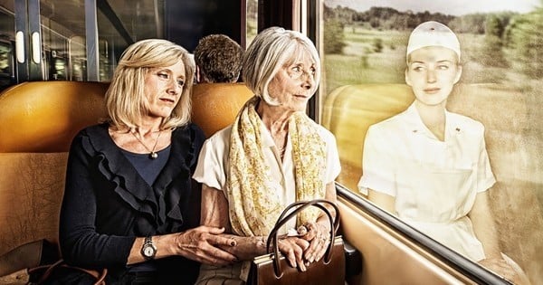 Des personnes âgées regardent leur jeunesse dans des miroirs avec cette jolie série de photos !