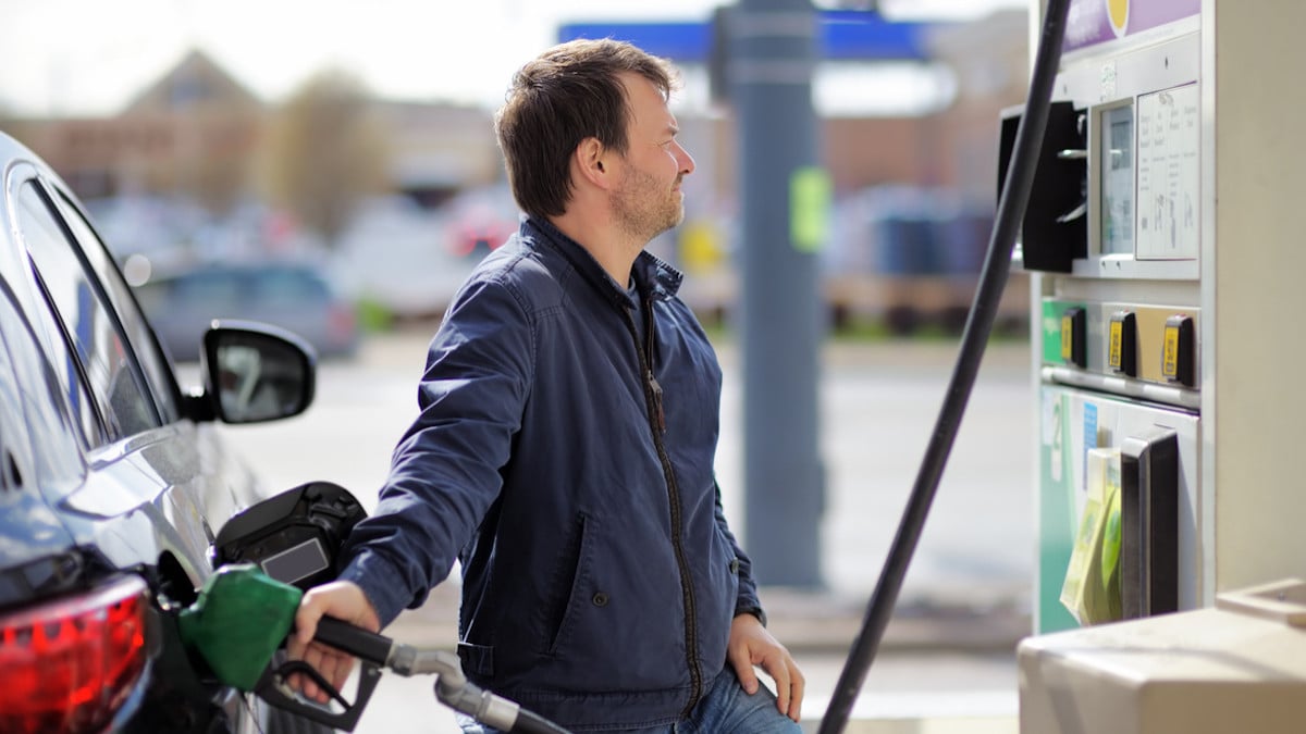 Un usager en train de faire son plein 