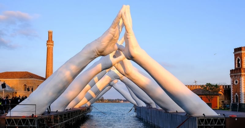 À Venise, six bras géants se joignent au-dessus de l'eau pour célébrer la rencontre des cultures 