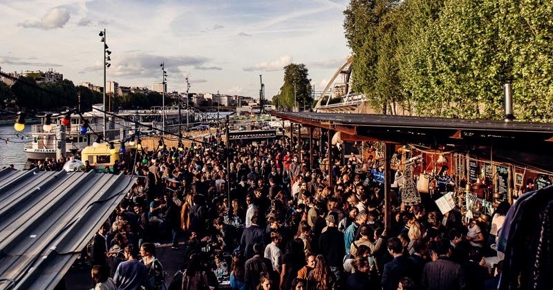 Farniente sur la terrasse de La Javelle pour un apéro les pieds dans l'eau !