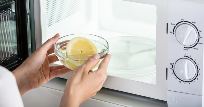 Nettoyez votre micro-ondes avec du jus de citron en moins de 3 minutes !