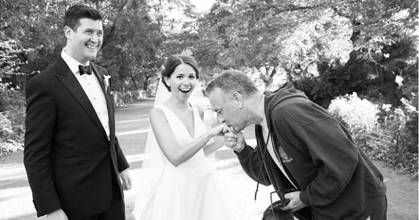 En plein footing à Central Park, Tom Hanks s'arrête pour photobomber un couple de jeunes mariés