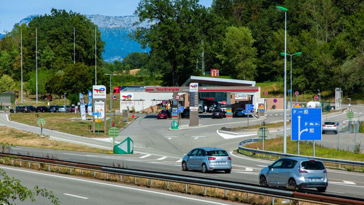 Elle oublie son sac contenant 400 euros sur une aire d'autoroute, une femme fait une détour de 30 km pour lui rendre