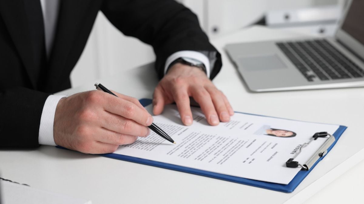 Une experte en recrutement explique pourquoi vous devez changer les intitulés de poste sur votre CV