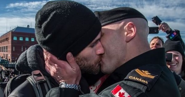 La photo de ce soldat canadien embrassant son conjoint émeut le web et vous allez vite comprendre pourquoi