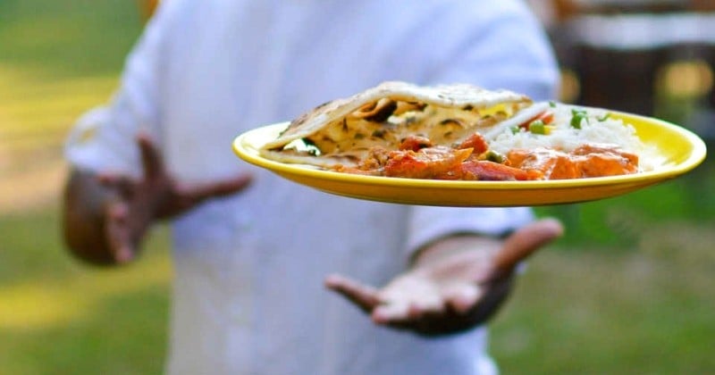 « My Yellow Plate » : l'homme qui parcourt l'Inde et en déguste les meilleurs plats dans son assiette jaune 