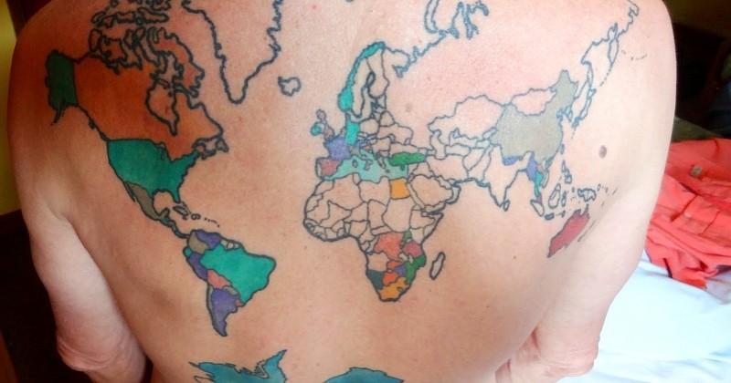 Il se fait tatouer une carte du monde dans son dos et la remplit de couleur selon ses voyages