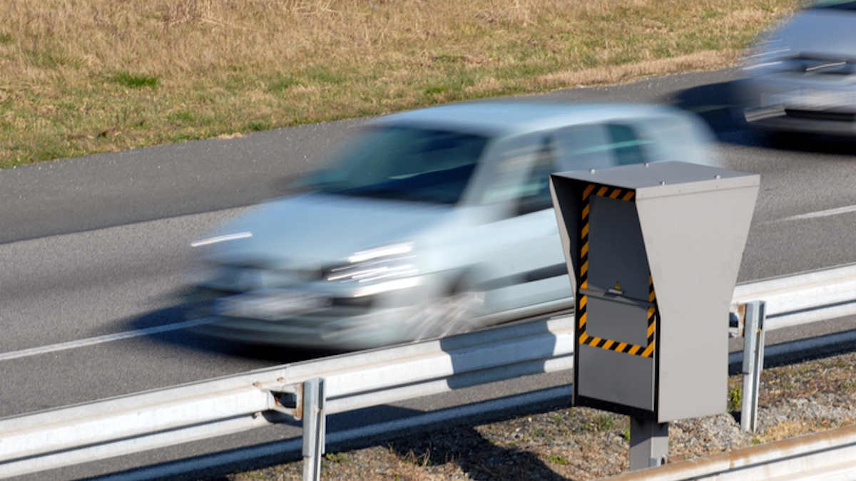 Flashé à 275 km/h, il s'en sort sans aucune amende grâce à une trouvaille géniale de son avocat !