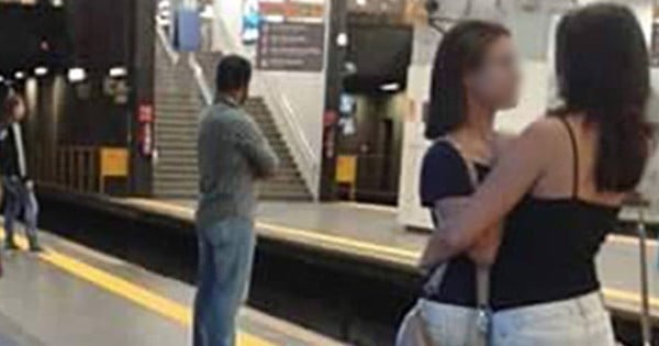 Cette photo de deux femmes sur le quai du métro fait le buzz et quand vous saurez pourquoi, vous serez étonnés !