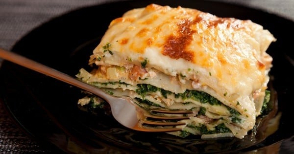 Découvrez la délicieuse recette des lasagnes au saumon, au fromage et aux épinards : vous allez craquer !
