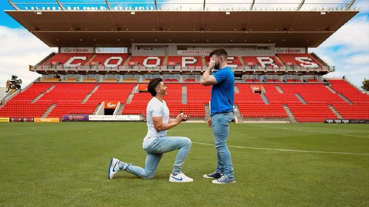 Le premier footballeur ouvertement gay, Josh Cavallo, révèle qu'il s'est fiancé !