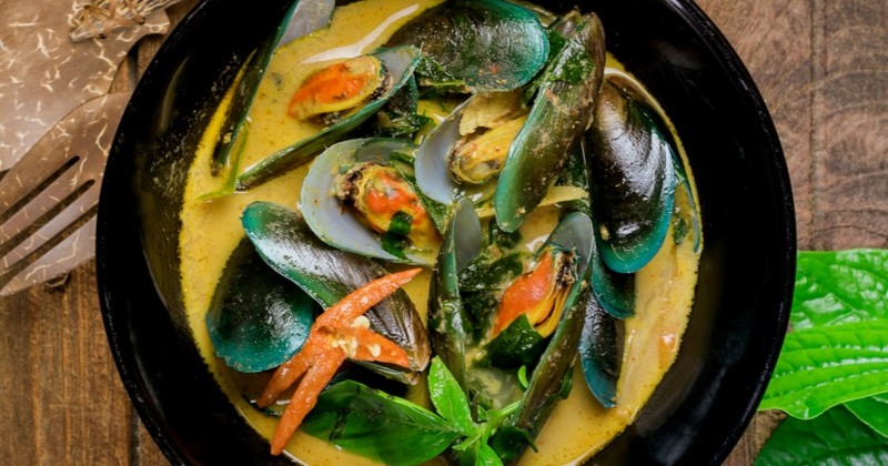 Soupe de moules épicée aux légumes d'été