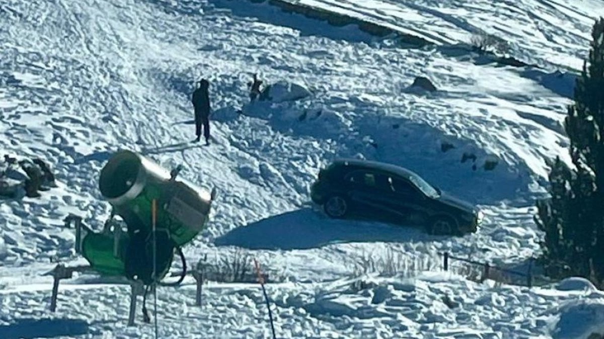 Une voiture coincée sur une piste de ski