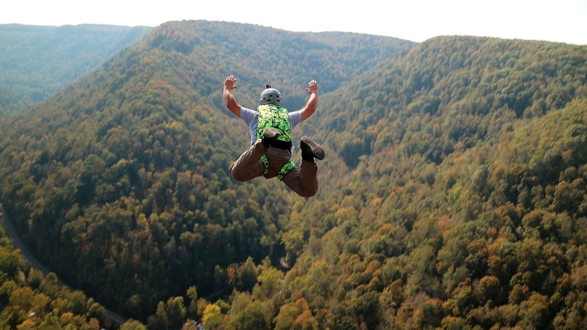Il saute d'un viaduc de 140 mètres de haut... son parachute ne s'ouvre pas