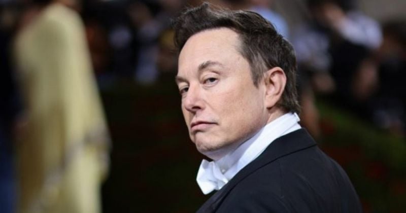Elon Musk entre dans les locaux de Twitter muni d'un... lavabo