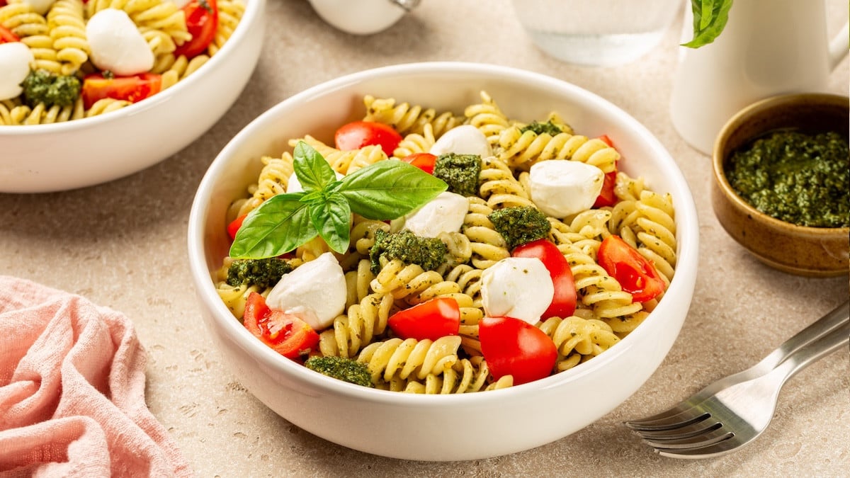 Cette salade de pâtes prête avec seulement 4 ingrédients est...