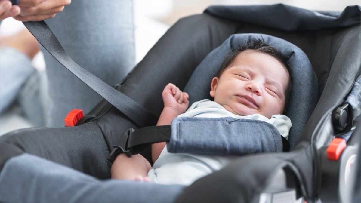 Un bébé dans un siège auto