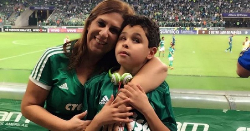 Dans les tribunes, cette maman commente les matchs de foot de Palmeiras à son fils aveugle et autiste	