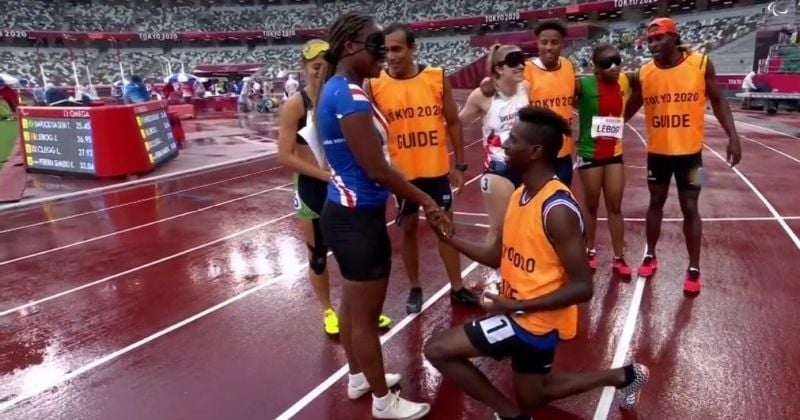 Jeux paralympiques : un athlète guide demande sa partenaire en mariage à l'arrivée du 200m