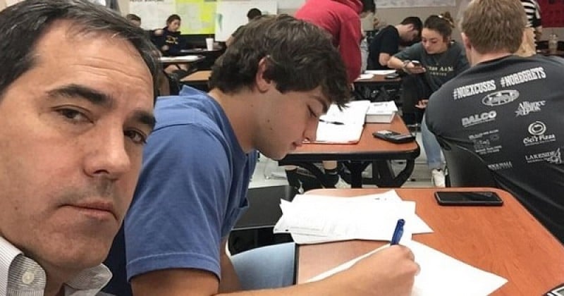 Parce que son fils est dissipé en classe, ce père a décidé de l'accompagner en cours et de s'asseoir à son bureau afin de s'assurer qu'il se tient à carreau