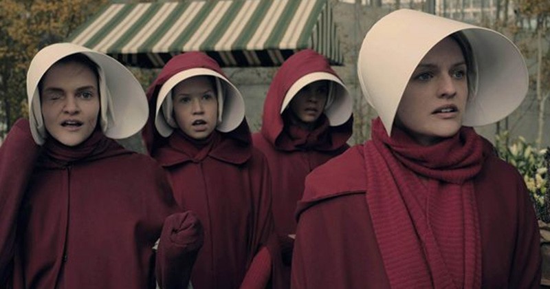 « The Handmaid's Tale », est LA série glaçante d'Hulu à regarder absolument... On vous explique pourquoi en 10 raisons