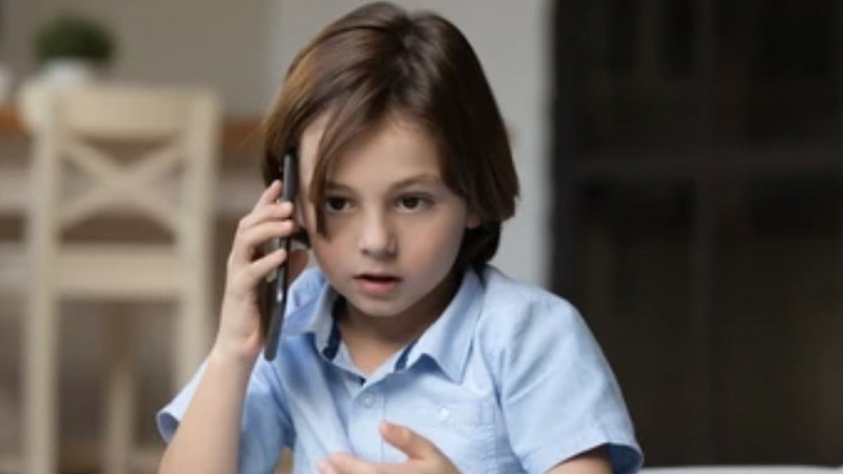 Un petit gar&ccedil;on au t&eacute;l&eacute;phone