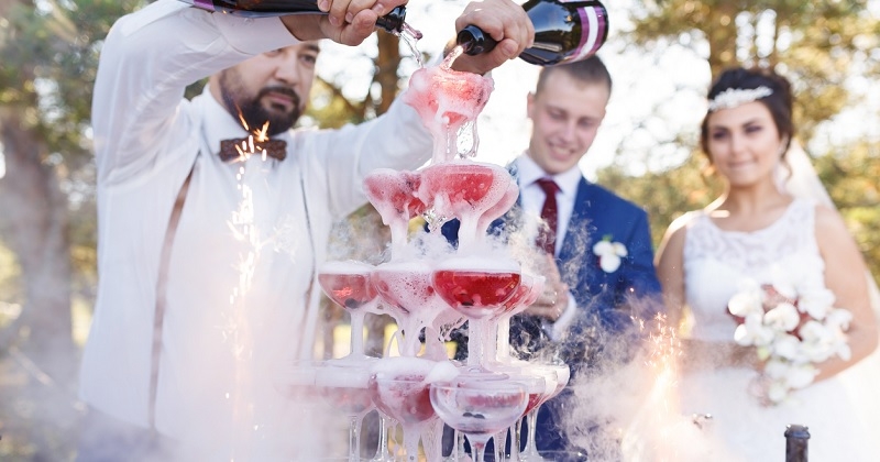 Il se fait renvoyer du mariage de son ami après s'être énervé car il n'y avait pas d'alcool au cocktail