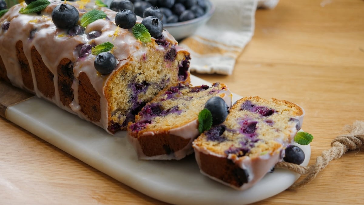 Ce cake aux myrtilles avec un glaçage au citron est juste incroyable pour le goûter !