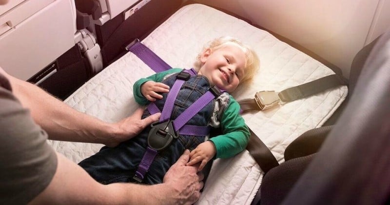 « Skycouch », l'offre géniale d'Air New Zealand pour que les enfants puissent dormir avec leurs parents dans l'avion