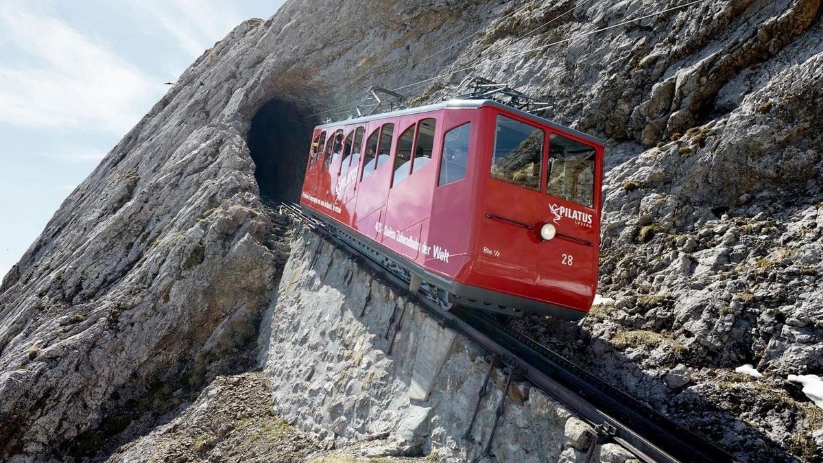 À 2 100 mètres d'altitude, vivez une descente vertigineuse avec le train le plus pentu du monde