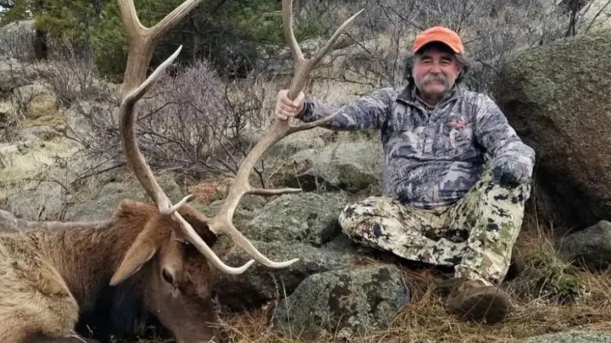 Ernie Dosio posant avec une dépouille animale 