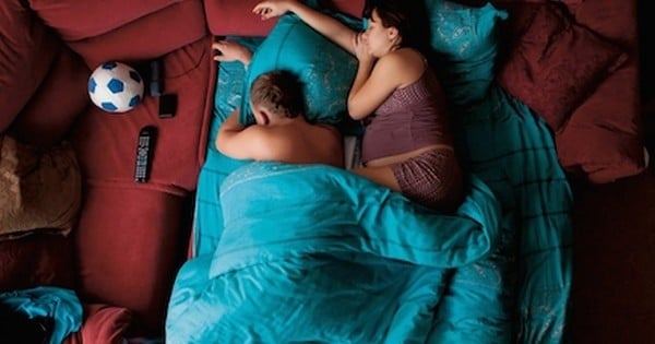 Des couples bientôt parents ont été pris en photos alors qu'ils dormaient... Et le résultat est franchement réussi !