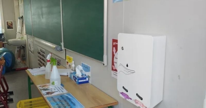 Une école installe 5 distributeurs de serviettes hygiéniques pour aider les filles victimes de précarité menstruelle