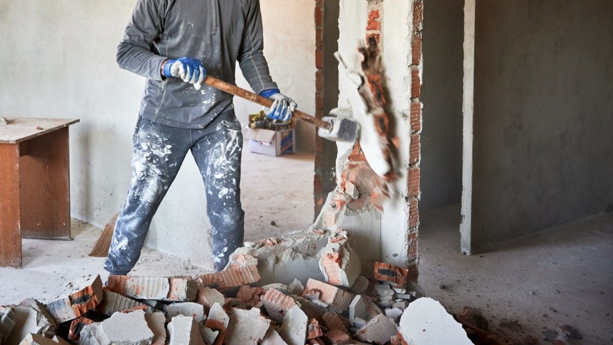 Désespéré, un propriétaire détruit sa propre maison à coups de masse pour empêcher les squatteurs d'y habiter