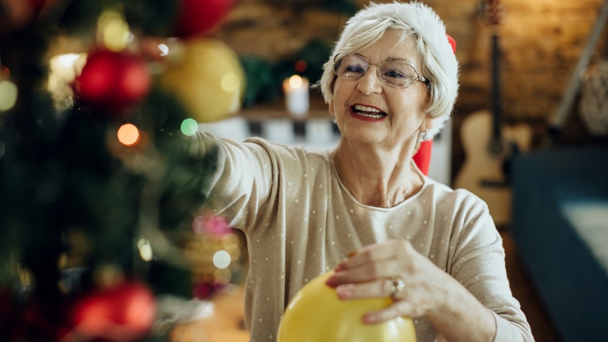 Chaque année, cette femme de 89 ans passe plusieurs jours à décorer son jardin pour Noël et ses voisins adorent !