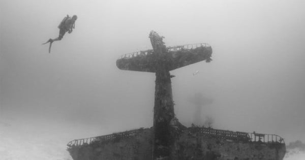 Un cimetière sous l’eau datant de la Seconde Guerre mondiale est à la fois impressionnant et flippant...! 