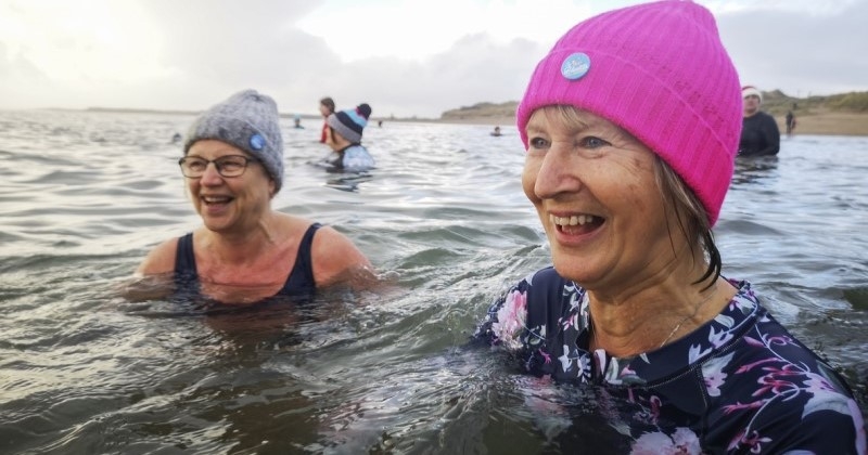 Finistère : 185 personnes se baignent dans une mer à 8 degrés sous le regard de plusieurs centaines de spectateurs