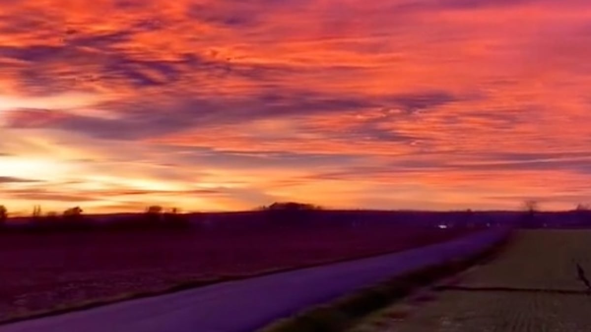 Un magnifique lever de soleil flamboyant a illuminé le ciel ce matin, les photos sont à couper le souffle 