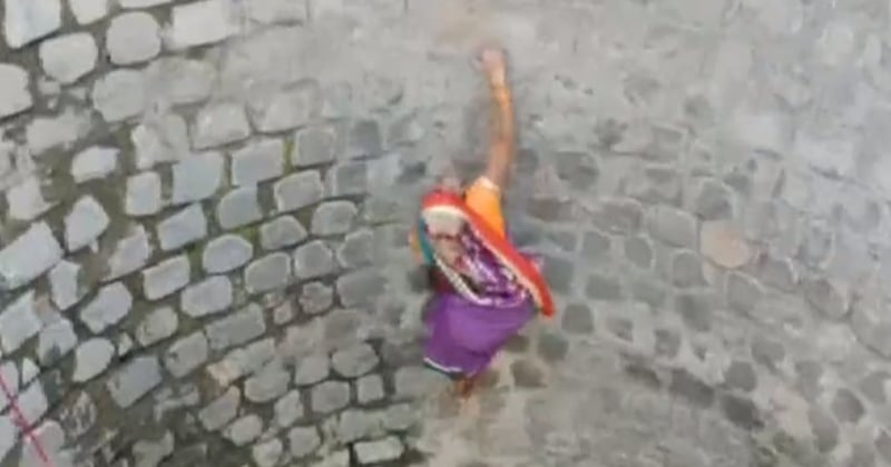 Inde : face à la pénurie d'eau, des femmes risquent leur vie en descendant dans des puits asséchés (VIDÉO)