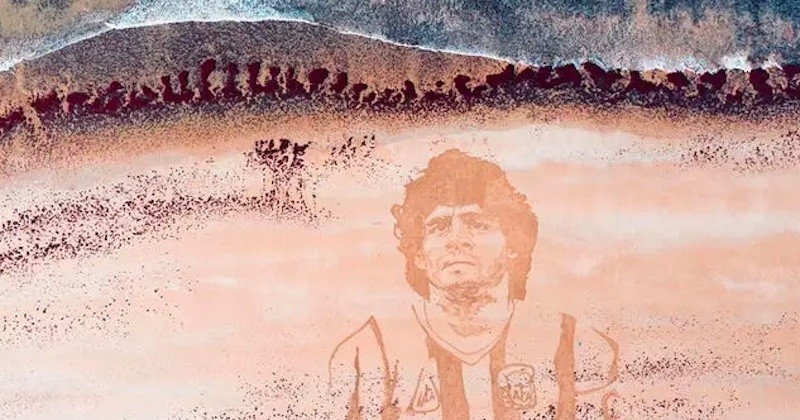 	En hommage à Diego Maradona, il réalise un gigantesque portrait de la légende disparue, sur une plage vendéenne