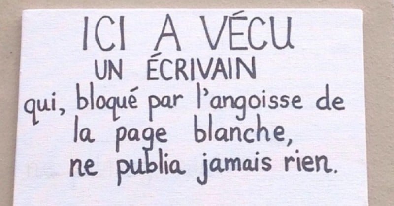 À Paris, un artiste crée des plaques commémoratives dans les rues à la mémoire des plus illustres inconnus, entre humour, poésie et satire