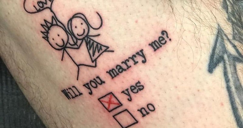 Il se fait tatouer sa demande en mariage sur le mollet pour une faire une surprise à sa petite amie tatoueuse