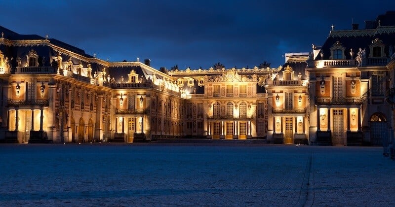 Il s'introduit dans le château de Versailles en pleine nuit et se proclame roi