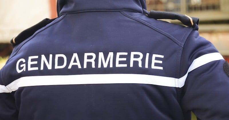 Ivre lors du nouvel an, un père confie sa fille à des inconnus, oublie et appelle les gendarmes 